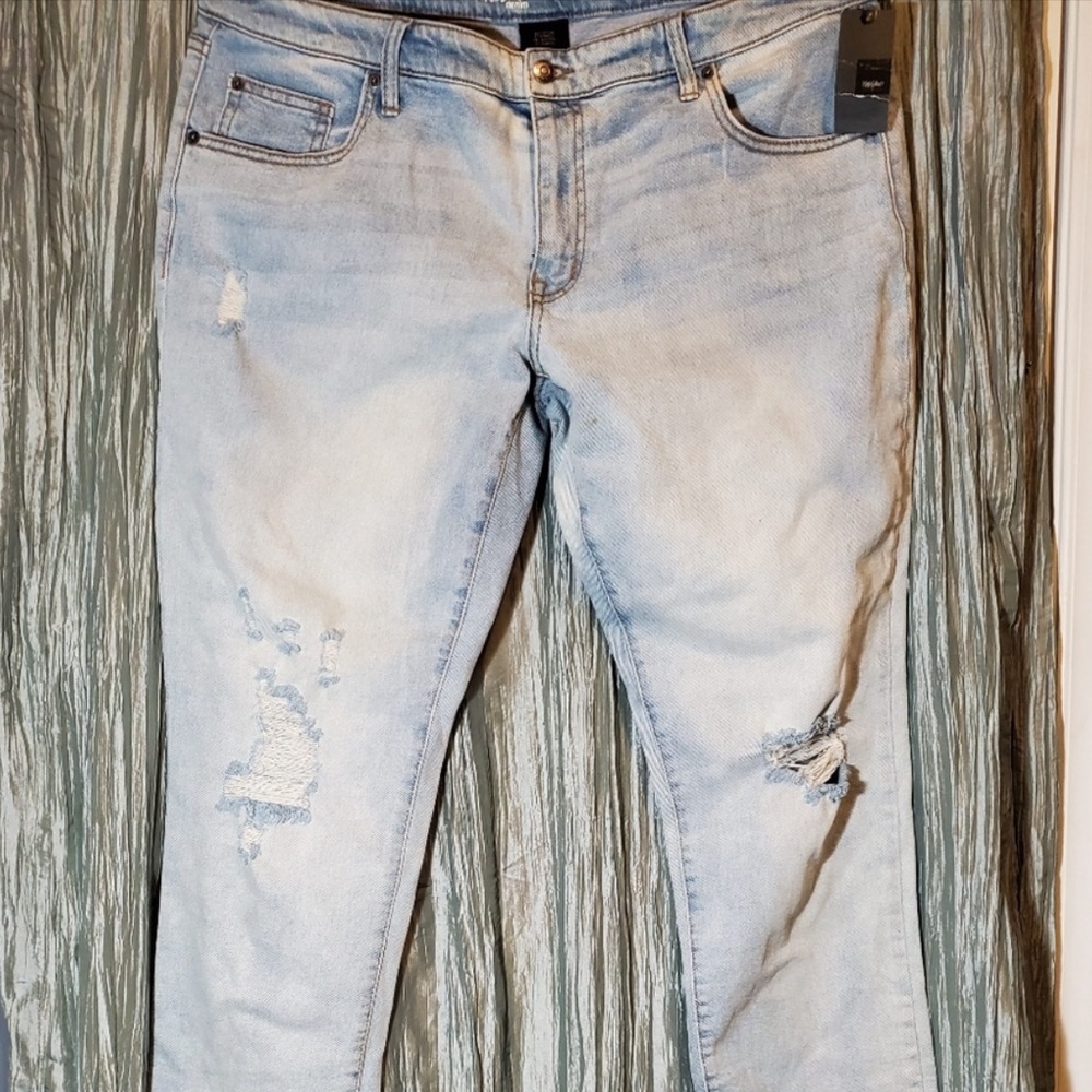 Women’s Mid Rise Destructed👖 PRICE ⬇️